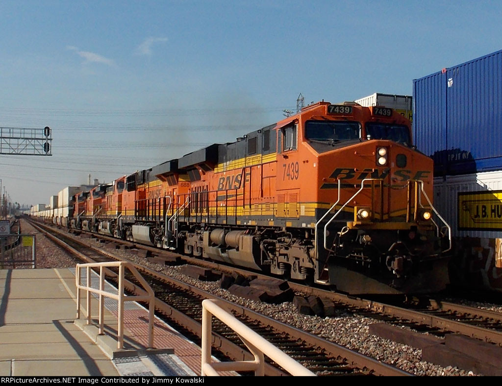 BNSF 7439 ES44DC